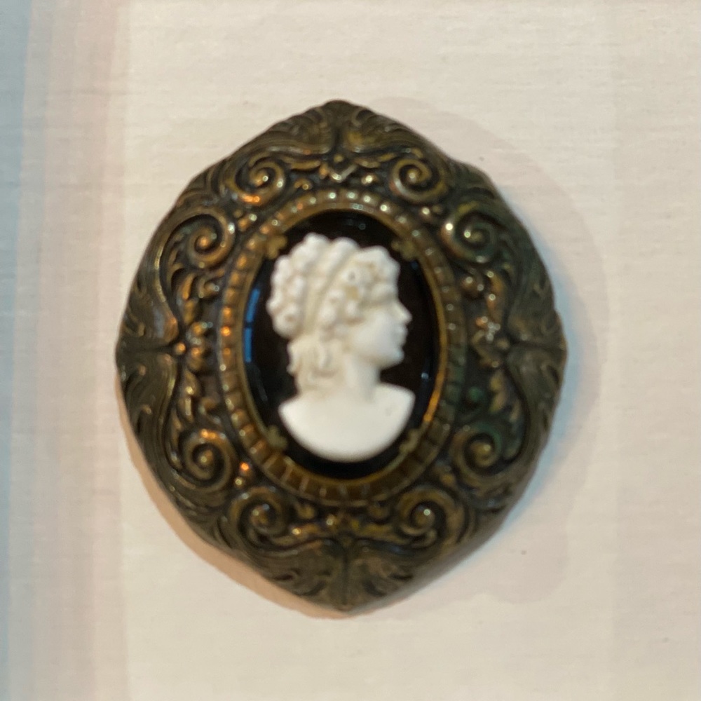 Antique Oval Brass Cameo fur/scarf lapel pin
1915-1920’s 
Celluloid molded